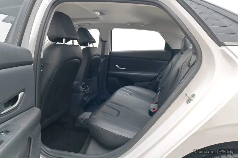 Hyundai Elantra — фото 14
