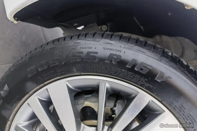 Geely Emgrand 2018 1.5 L CVT — фото 12