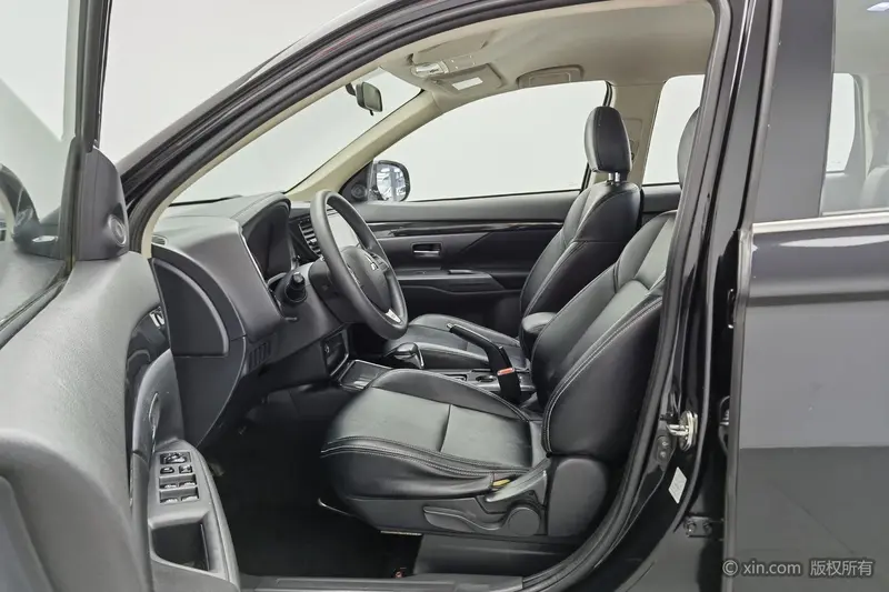 Mitsubishi Outlander — фото 12