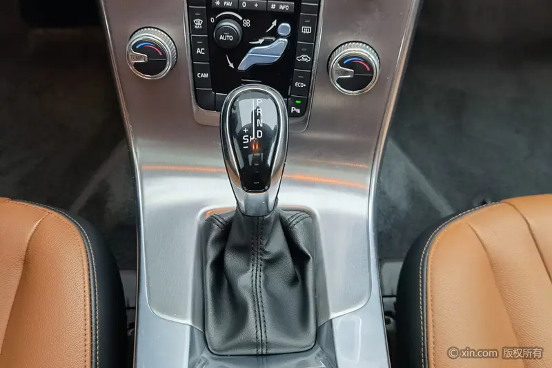 Volvo S60 — фото 10