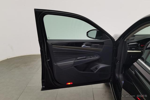 Volkswagen Passat PHEV id 3816623 из Китая 24