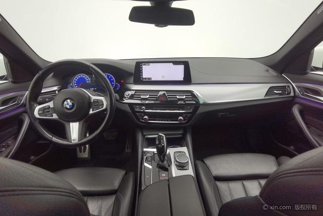 BMW 5-Series 2018 525i M — фото 12