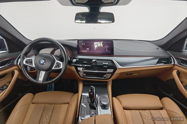 BMW 5-Series 2022 530i M — фото 12