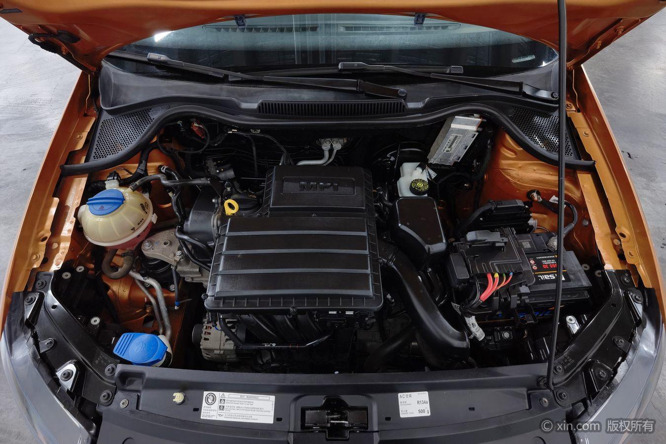 Volkswagen Polo 2016 1.6L Cross Polo AT