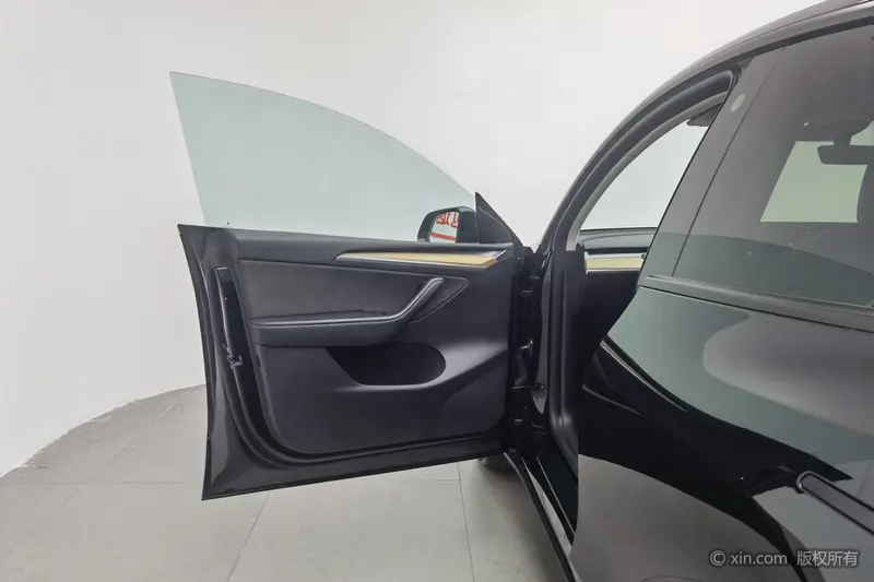 Tesla Model Y — фото 15