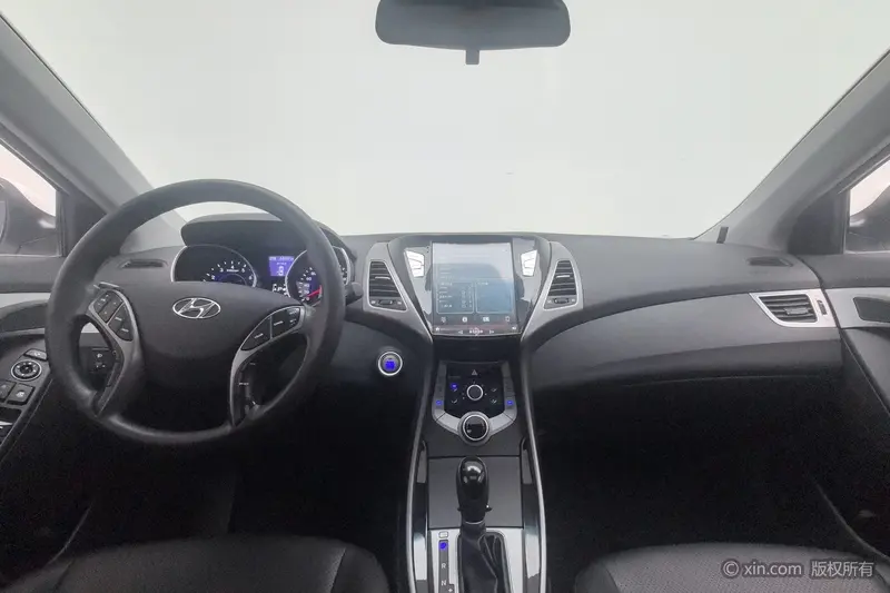Hyundai Elantra — фото 8