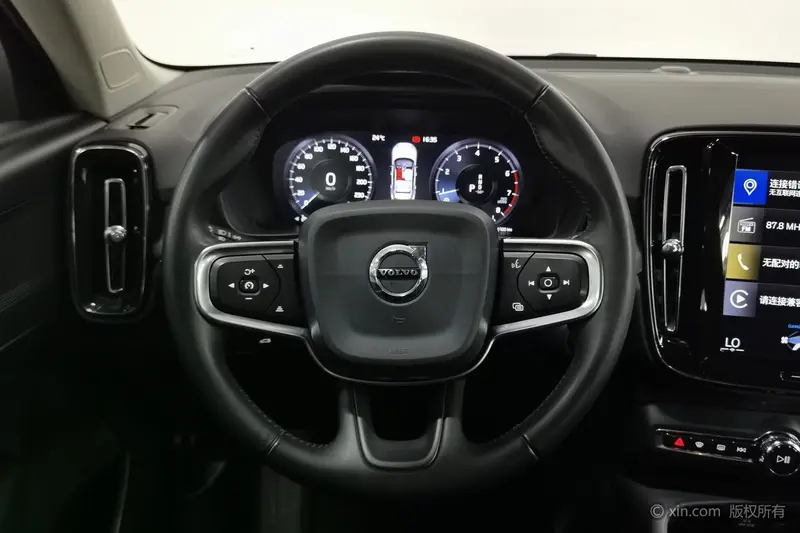 Volvo XC40 — фото 9