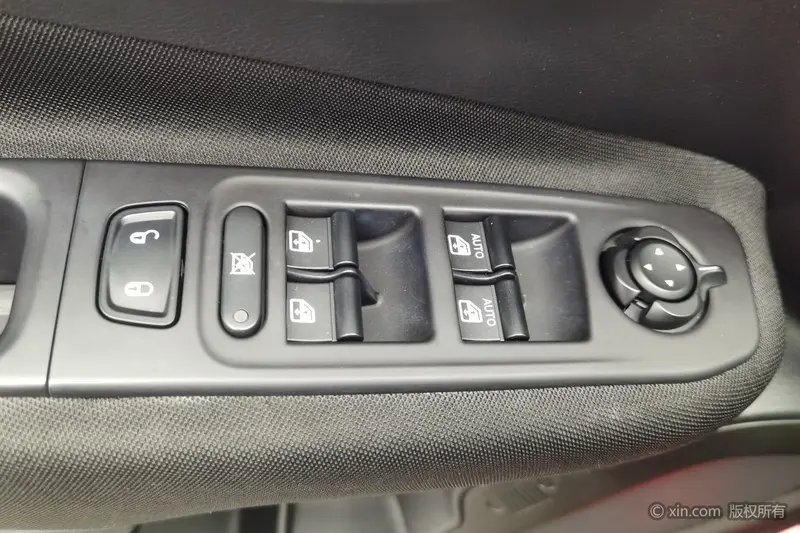 Jeep Renegade — фото 17
