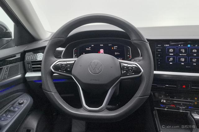 Volkswagen Passat 2023 330 TSI — фото 13