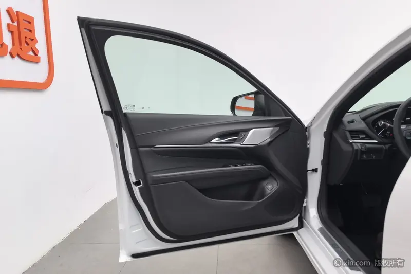 Cadillac CT4 — фото 17