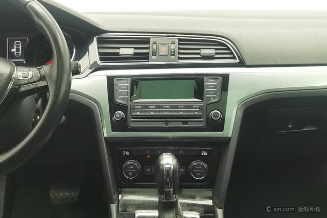 Volkswagen Lamando 2015 330 TSI DSG — фото 9