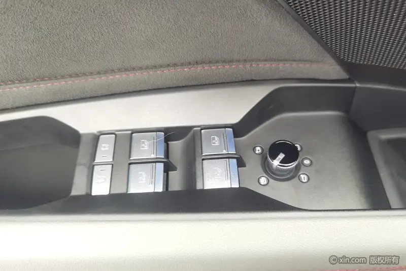 Audi Q5 e-tron — фото 16