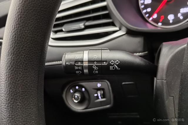 Roewe i5 2020 1.5 L MT 4 G — фото 15