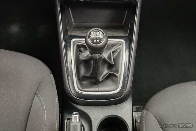 Roewe i5 2020 1.5 L MT 4 G — фото 14
