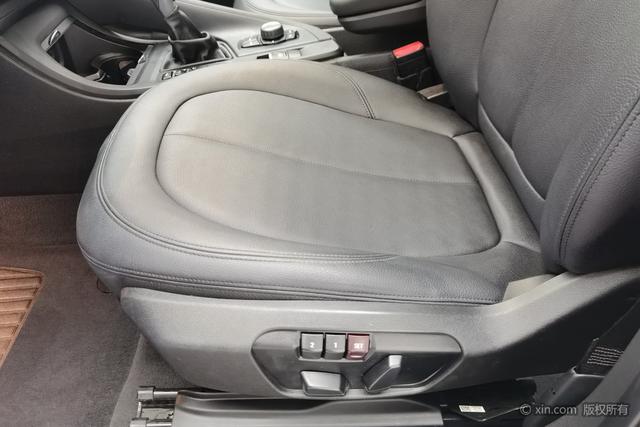 BMW X1 2016 s Drive 18 Li — фото 18