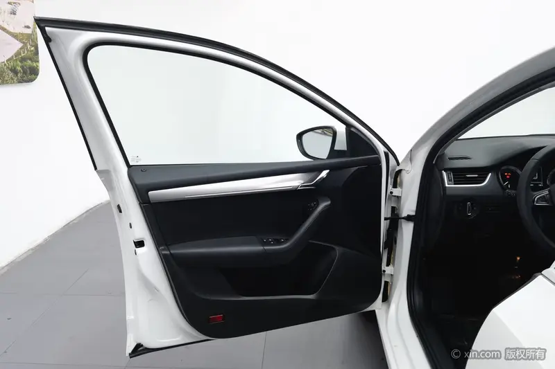 Skoda Rapid 1.5 L ATLuxury VI — фото 16
