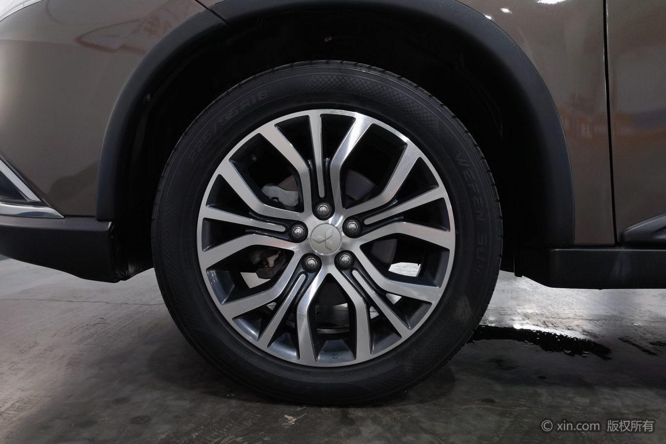 Mitsubishi Outlander 2018 2.4L Elite 5 мест