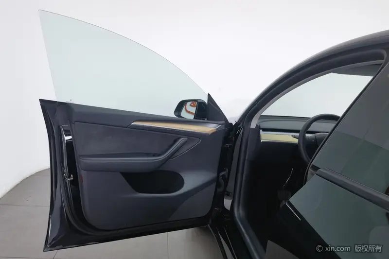 Tesla Model Y — фото 16