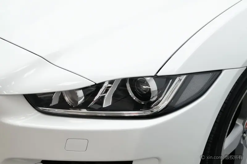 Jaguar XE — фото 5