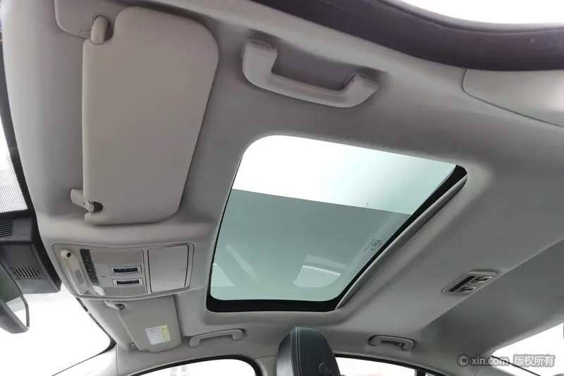 Jaguar XE — фото 15