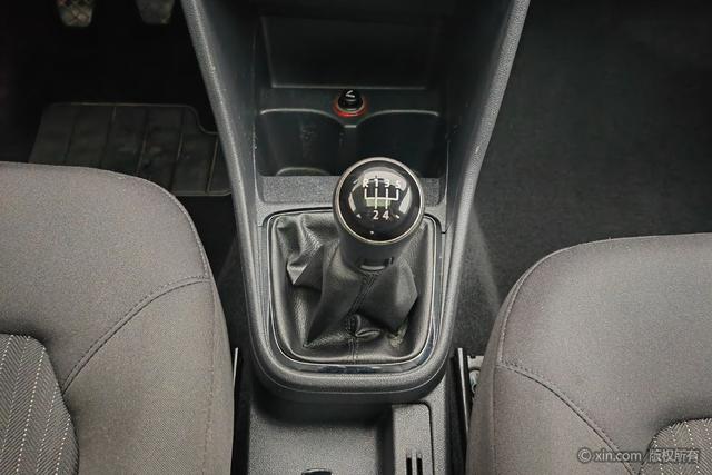 Volkswagen Jetta 2015 1.6 L MTComfort — фото 15