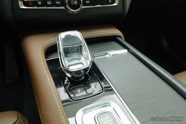 Volvo XC90 — фото 16