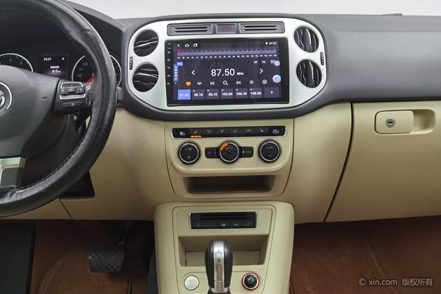 Volkswagen Tiguan 2015 2.0 TSI AT 4 WD — фото 10