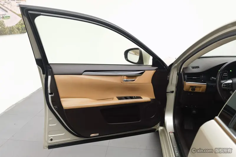 Lexus ES 300h Comfort — фото 17