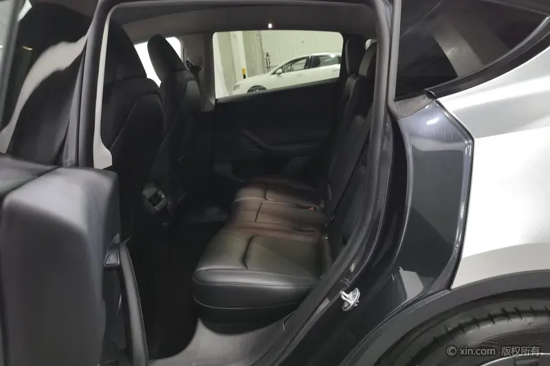 Tesla Model Y — фото 13