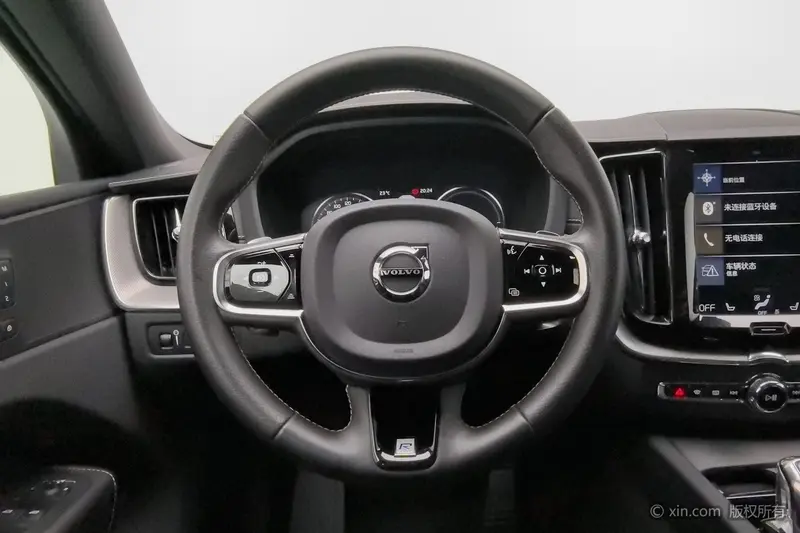 Volvo XC60 — фото 9