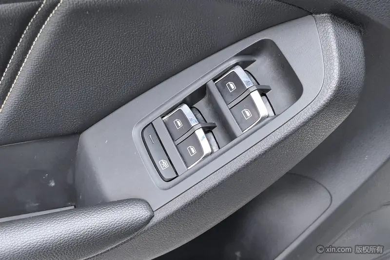 Roewe RX5 — фото 17