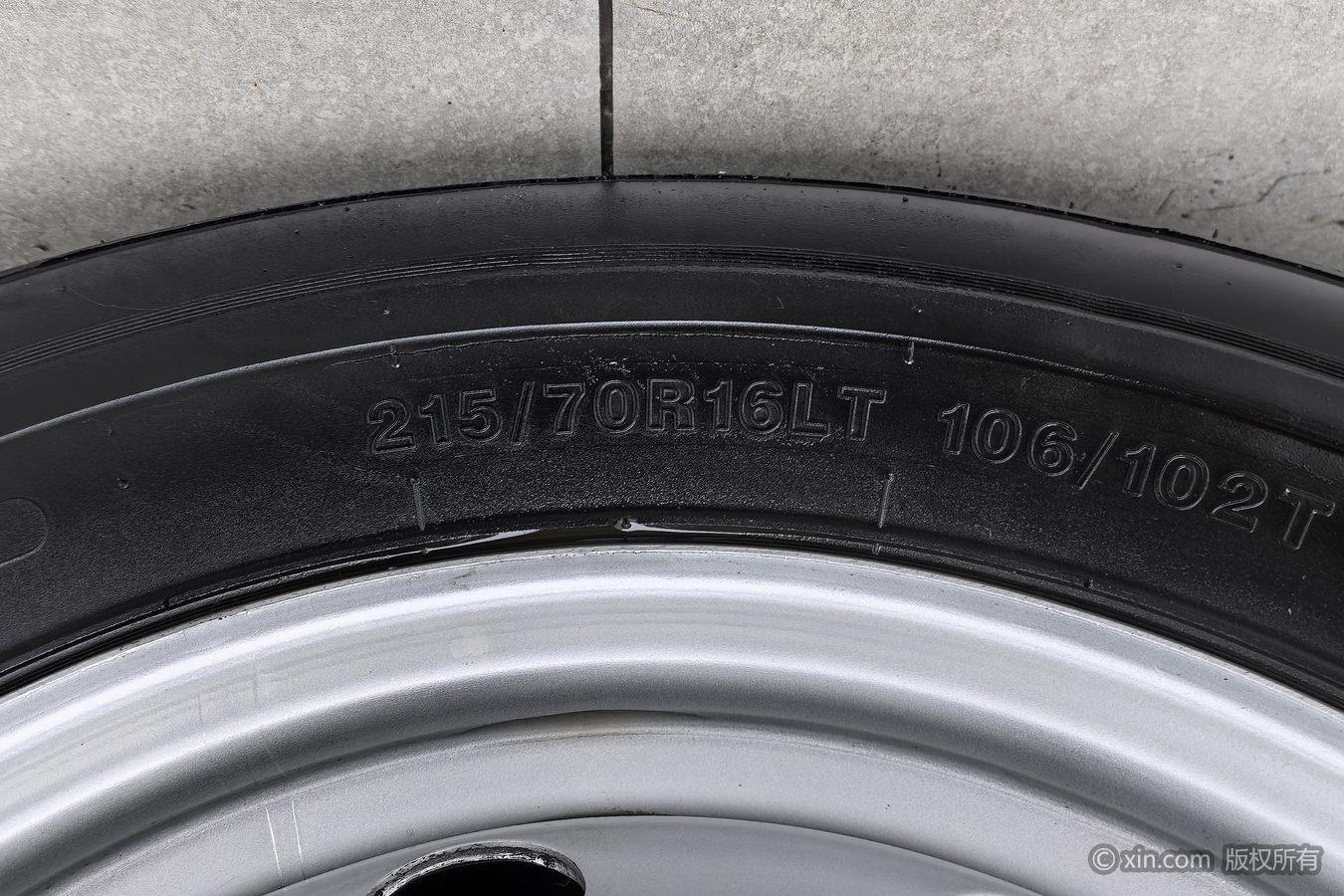 Maxus V80 2023 2.0T MT 3 мест