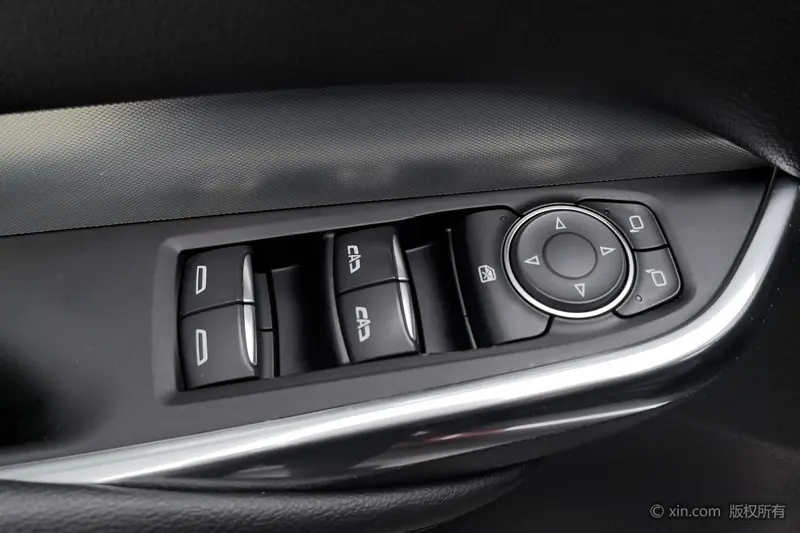 Cadillac XT4 — фото 17