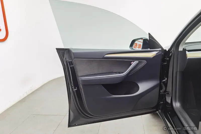 Tesla Model Y — фото 13