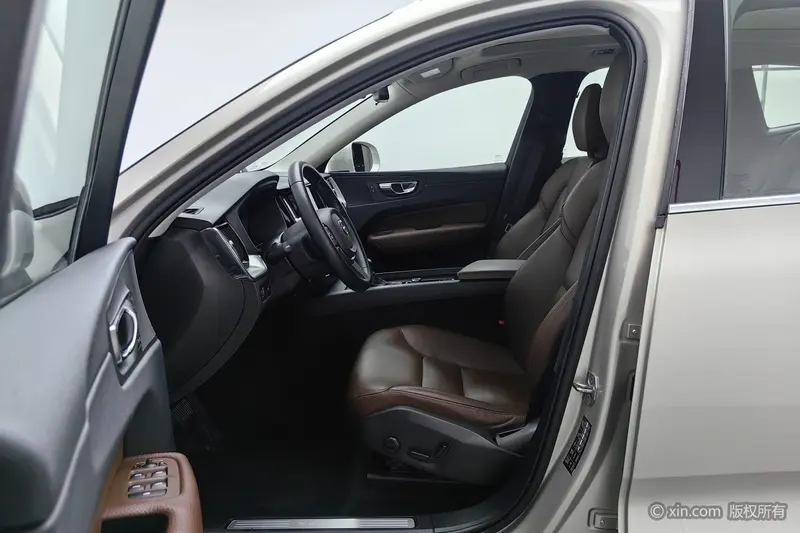 Volvo XC60 T5 полный привод V — фото 12