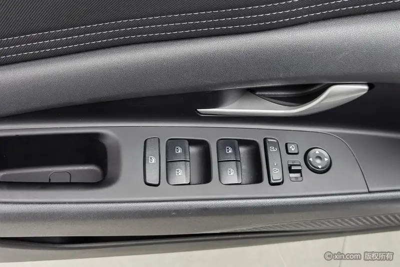 Hyundai Elantra — фото 17