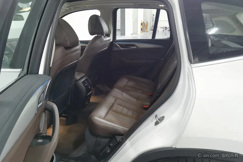 BMW iX3 рестайлинг — фото 13