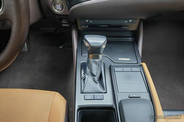 Lexus ES 2020 200 VI — фото 14