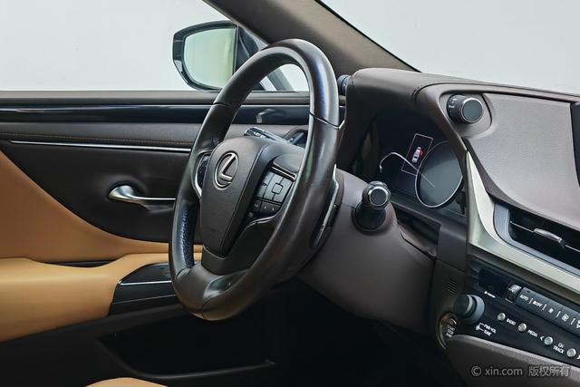 Lexus ES 2020 200 VI — фото 16
