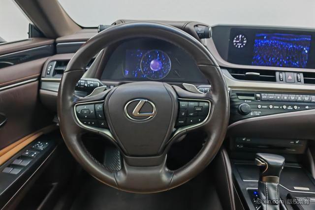 Lexus ES 2020 200 VI — фото 13