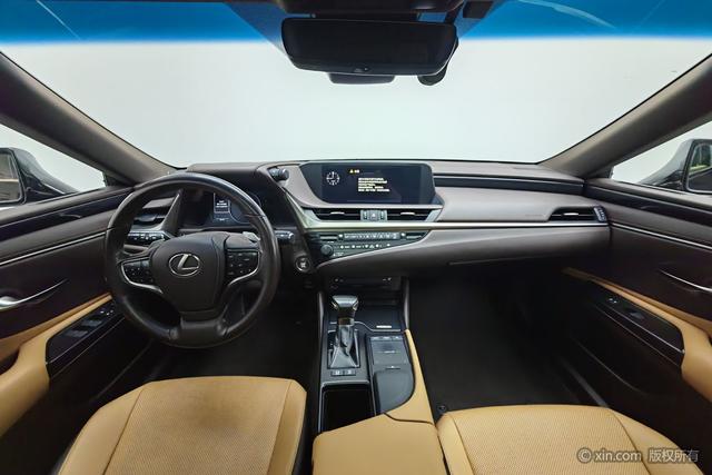 Lexus ES 2020 200 VI — фото 11
