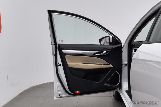 Geely Emgrand 2018 1.5 L MTLuxury — фото 20