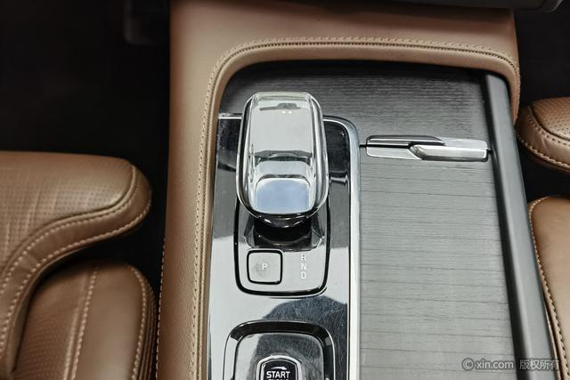 Volvo XC90 — фото 15