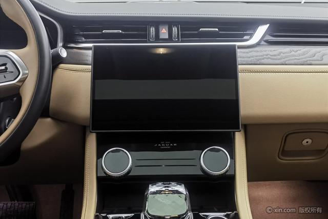 Jaguar XFL 2024 2.0 T P 250 2 WD — фото 12