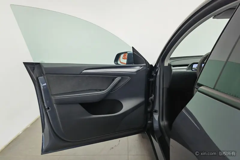 Tesla Model Y — фото 15