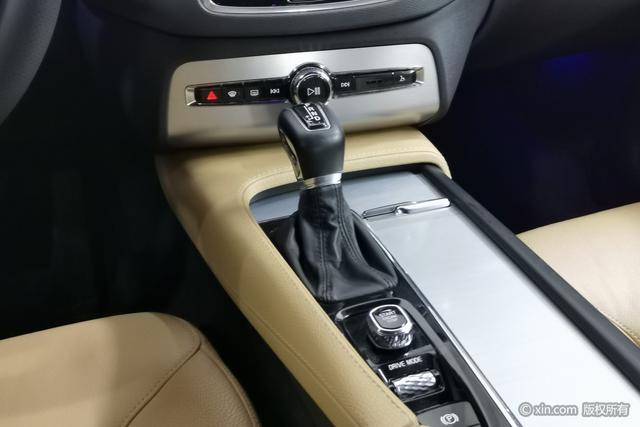 Volvo XC90 2018 T 6 5 — фото 15