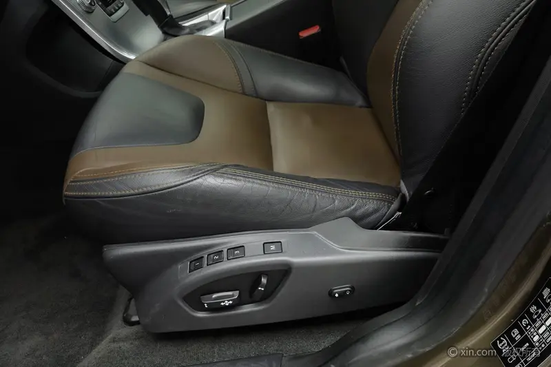 Volvo XC 60 T 5 AWD — фото 13