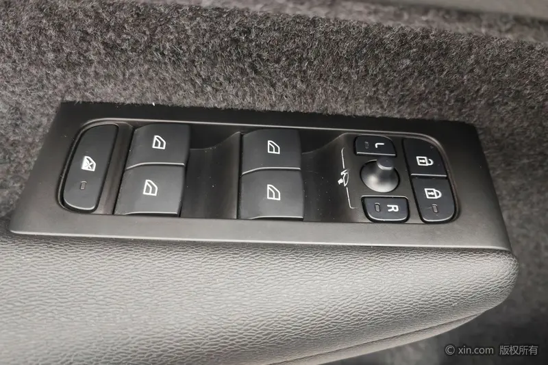 Volvo XC40 — фото 18