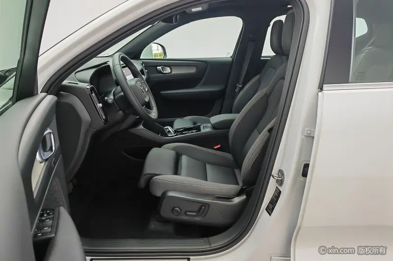 Volvo XC40 — фото 12