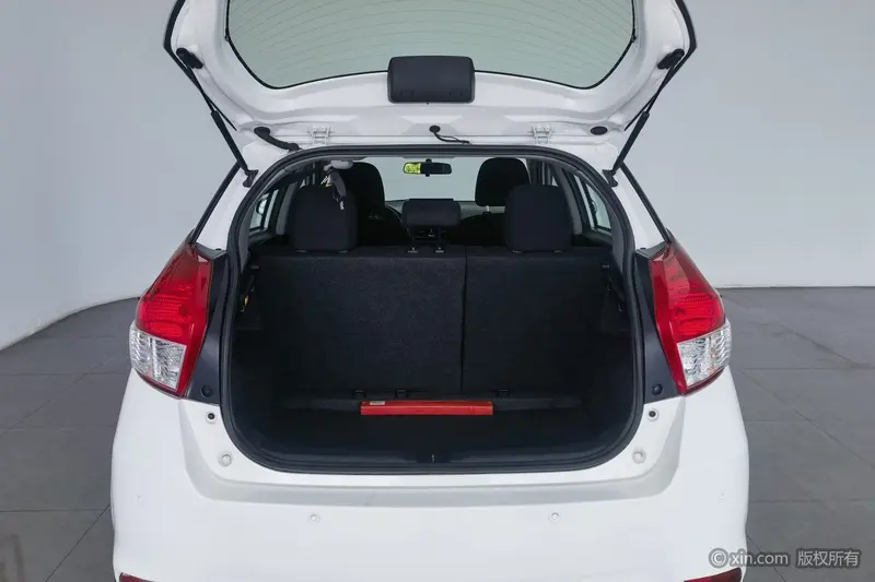 Toyota Yaris L — фото 18